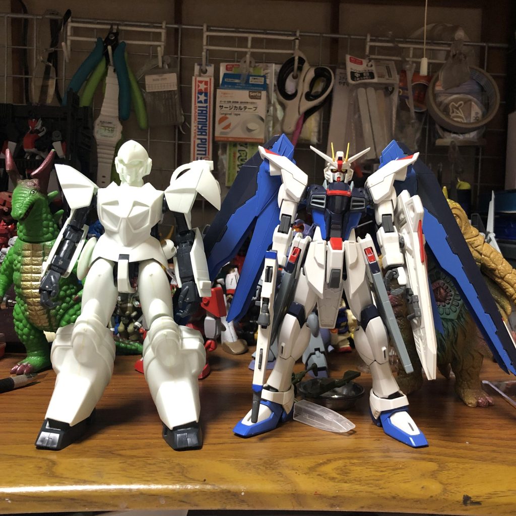 1/100ドラグナー1カスタムとMGフリーダムガンダムをミキシングして作りました。装甲はほとんど無加工スタイル変更も無しでハマったのでビックリしました。元々の装甲の形状でもバリグナーなシルエットが出たかなと思います。