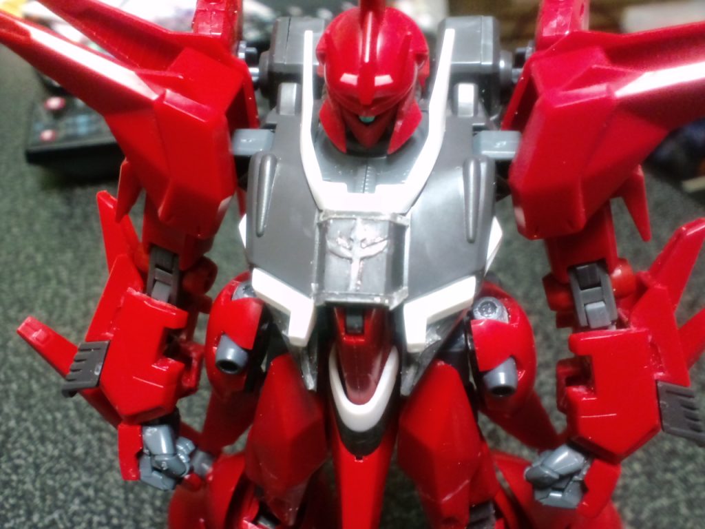 胸のエンブレムはシールを貼ったプラ板を切り出しました。