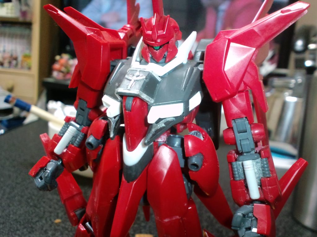 胸の下の飾りも同様に切り出して貼り付け、腹の部分を改修。サーベルの取り付けも行いました。