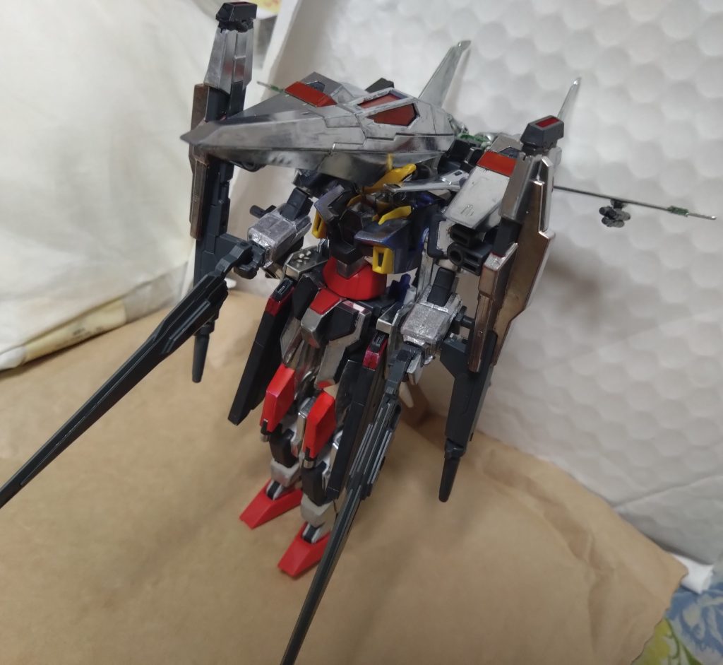 黄昏と東雲、2つの風がIIセイバーを真の姿へ…。『II薄明〈セカンドトワイライト〉セイバー』2種類のストライカーパックを全部搭載したIIセイバーの姿。高火力である黄昏の重量と共に、東雲の驚異的な機動力を加えることでパイロットが気絶してしまう問題が解決。気絶ギリギリのスピードまで生み出せる。高火力で、ヤタノカガミが使え、同時にヴォワチュール・リュミエールも使える。しかも、東雲ストライカーの核エンジンにより無限の力も。これによりIIセイバーは攻撃力、防御力、機動力の全てを凌駕した姿になったと言えるだろう。