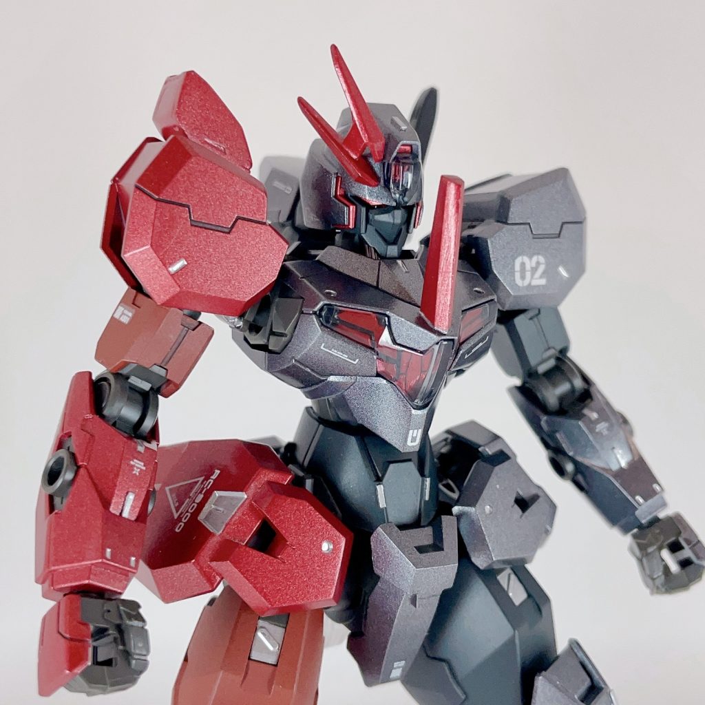 オーガと名の通り「鬼」イメージとして胸に一本角があります。またアンテナは片方の向きを変えて接着しています。カラーリングから某仮面ライダーっぽくもありますwww