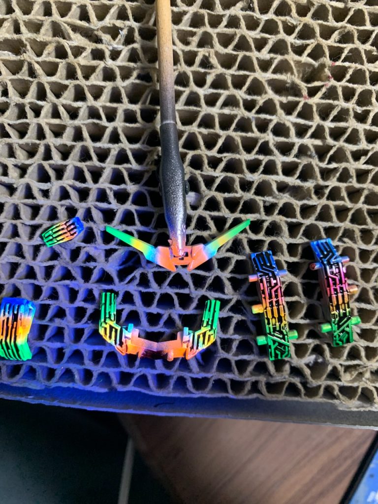 全体的に青系の機体色に見えるので、蛍光カラーには青を抑えめにして虹色塗装。エナメルブラックで全てが発光しないようにすることでメリハリをつけています。今回のように元の機体をしっかり活かして、塗装や細かいところのバランスと下処理、ここぞと言う箇所の色分けを行なって丁寧に作成することがやはり大事で楽しいなと感じました。素晴らしく綺麗でいいデザインの機体に出会えました。ありがとうございます。