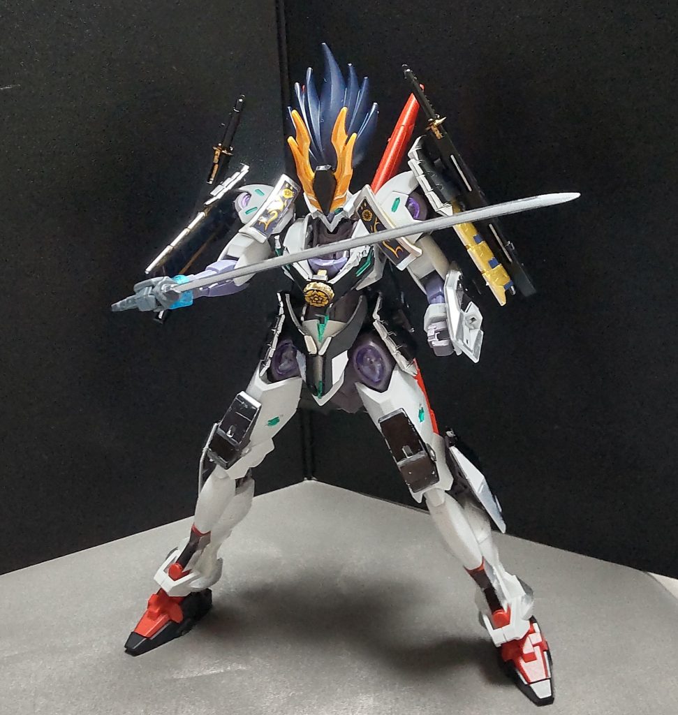 メインウェポンは長い刀身を持つ「備前長船長光」通称「物干し竿」です。