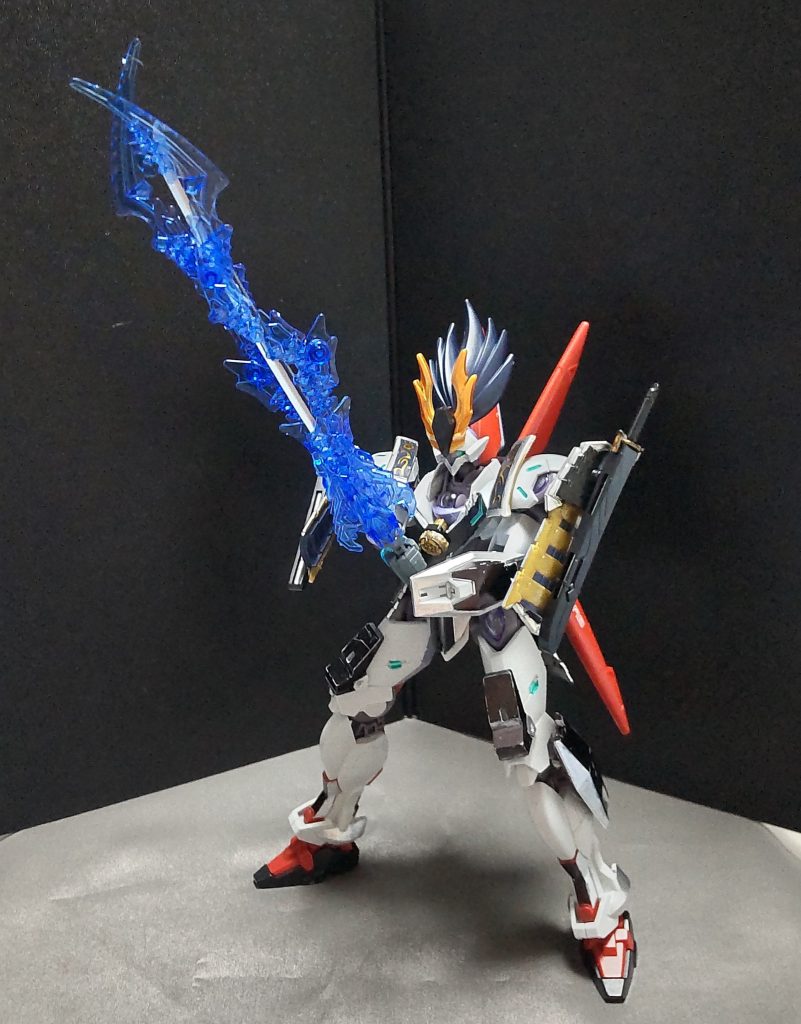 絶刀・燬灼双龍穿(ぜっとうひじゃくそうりゅうが)刀身にエネルギーを集中させることでオーラを纏っているような現象が発生する。※これは信長エピオンのを2つ使用しています。鞘のように刀を挿し込むことができるスペースが設けられているので、似たような形状の刀剣なら流用出来ます。