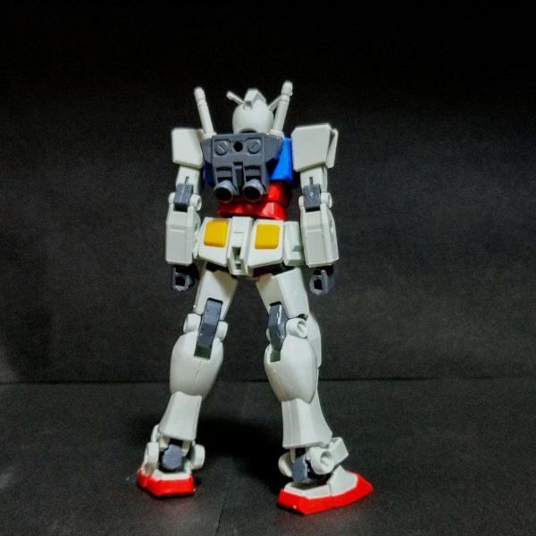 まだ新しいエアブラシに慣れてないので練習用に今更ですがEGガンダムを製作します！このキットはいつもの友人の依頼品を作った時にお駄賃で貰ったライトパッケージです！画像は仮組みですが、カッコ良いのでメニューは無改造のスジ彫りとプラ板貼りですね。（2枚目）