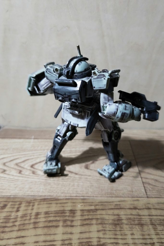 バックパック、腰、シールド裏。成形色が一緒なので、塗装はせず汚しただけです。改修しても、全く戦闘力も防御力も上がっていないかな。