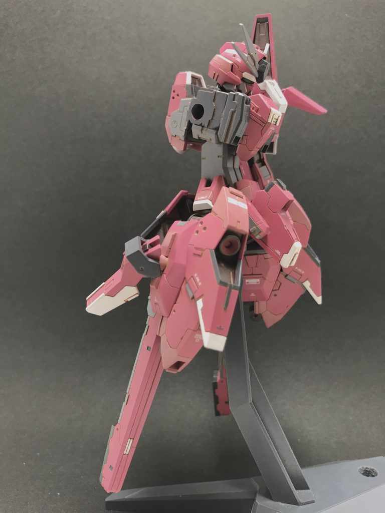 ▲足や腹など独特なシルエットになりました