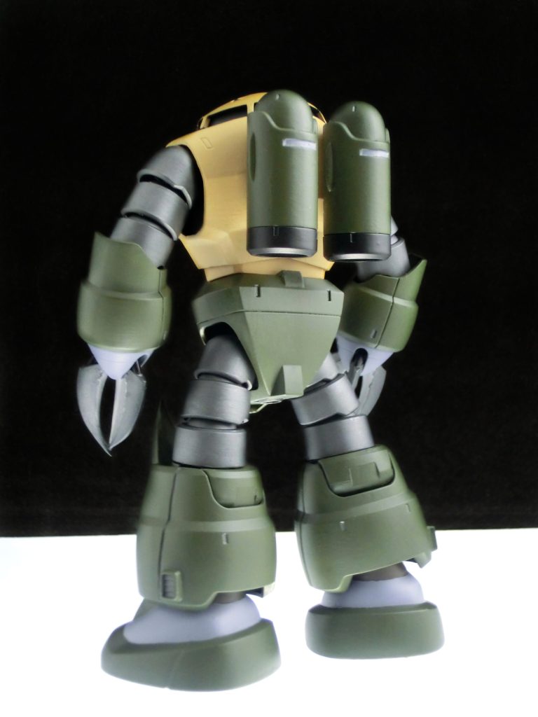 改造として・爪、膝のシャープ化・膝裏の肉抜き埋め・モノアイのHアイズ化（ハセガワのフィニッシュシートを使用）・脚部のダクト追加となっております。