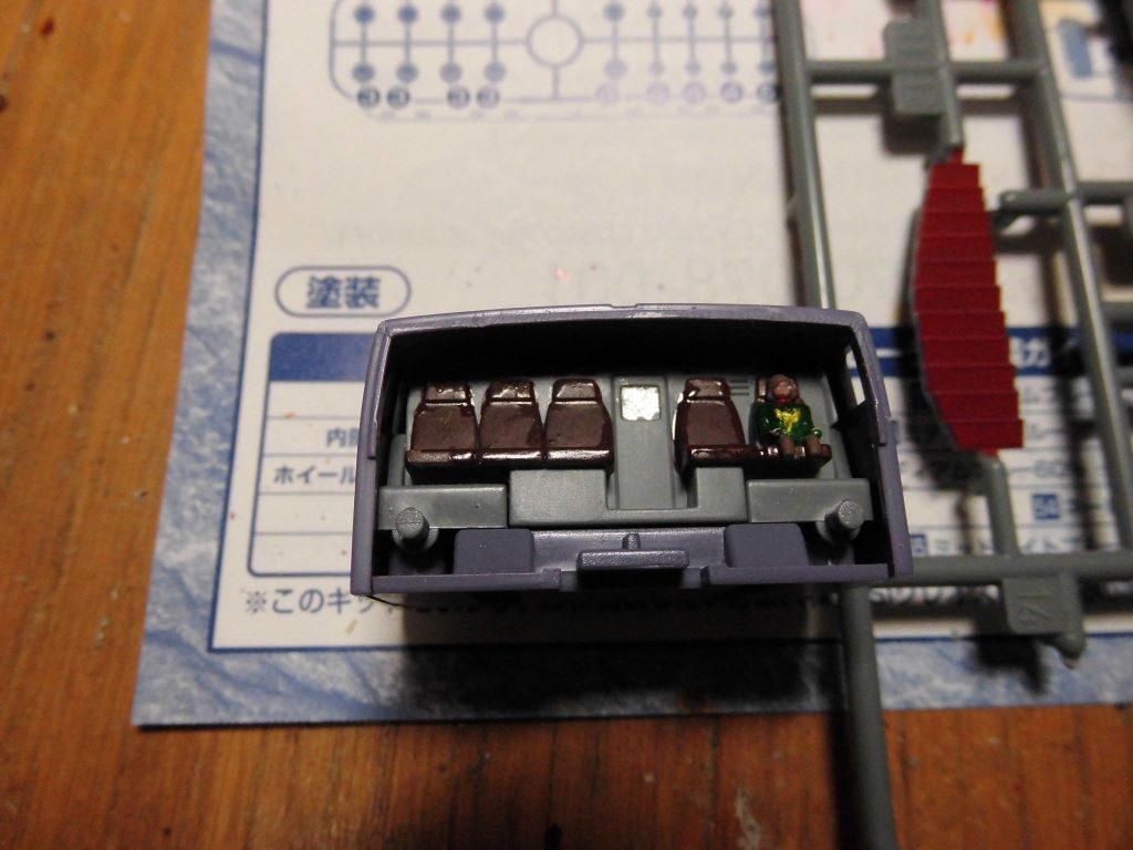 運転席のジオン兵もしっかり塗装。