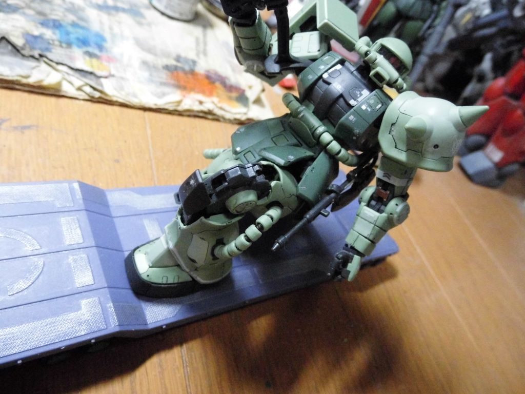 RGザクと・・「タイヤに負担がかかるから乗るな」と言われても戦闘に入るとついやっていた、と想像、笑