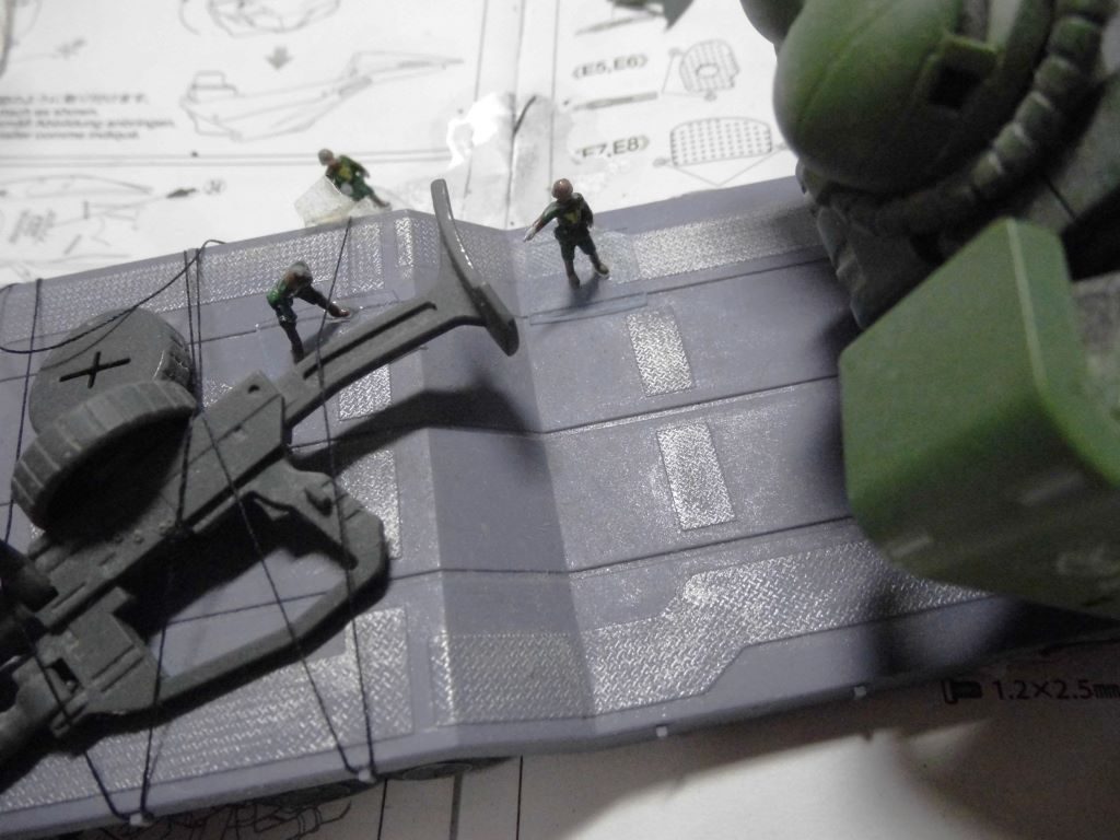 しばらく経ってからジオン兵、ワイシャツなどの襟に入ってる透明樹脂を使って台座を製作。