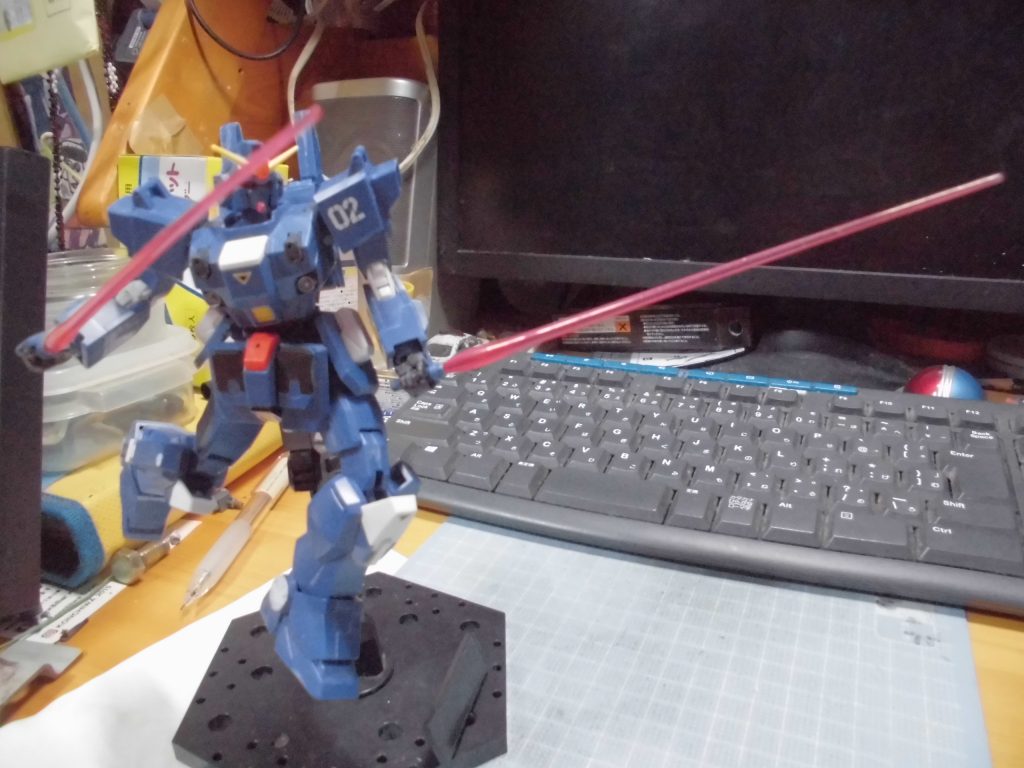 最後に【アクションベース05(黒)】を用いて『ビーム・サーベルx2』を装備して宇宙戦的なアクションポーズ!!