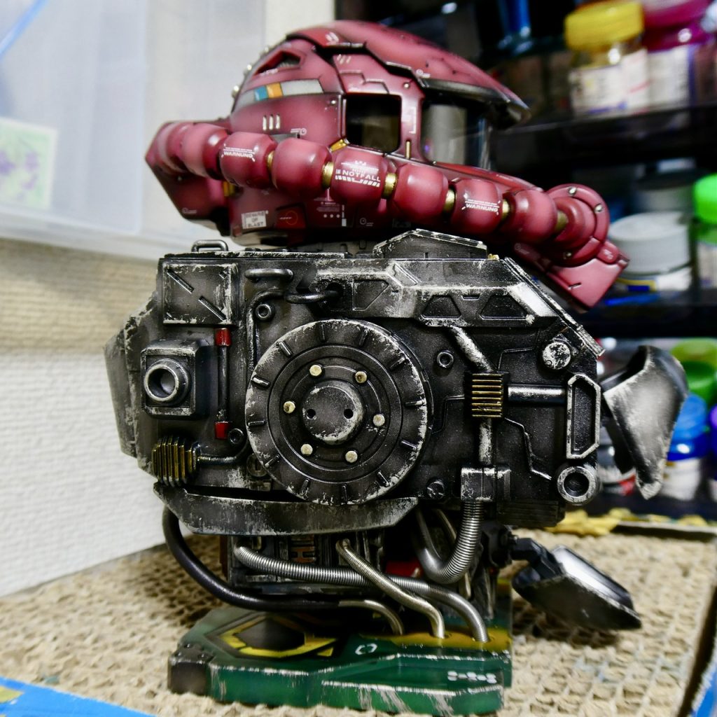 シルバーのドライブラシは細かくするよりも大きめに行なって印象をつけています。