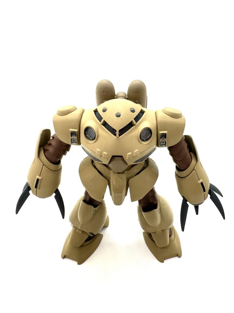 斜め上:この角度は、潜航してるようなアングルに見えます。頭の塗り分けに苦戦しました。クリアレッドが濃いせいかモノアイが目立ちにくくなってしまいました。