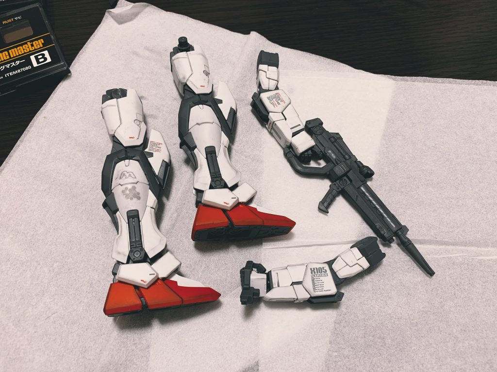 パーツのエッジ部分にタミヤのウェザリングマスターを使ってスス汚れを表現しました。