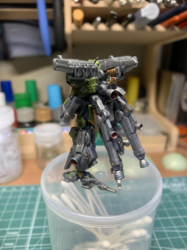 バックパックのスジ彫に金色で墨入れっぽく見えるよう筆を走らせましたがあたりまえの如くはみ出しましたwwwwグレーではみ出しをレタッチしては墨入れが消え、金でやり直せばはみ出し、永久機関かな???