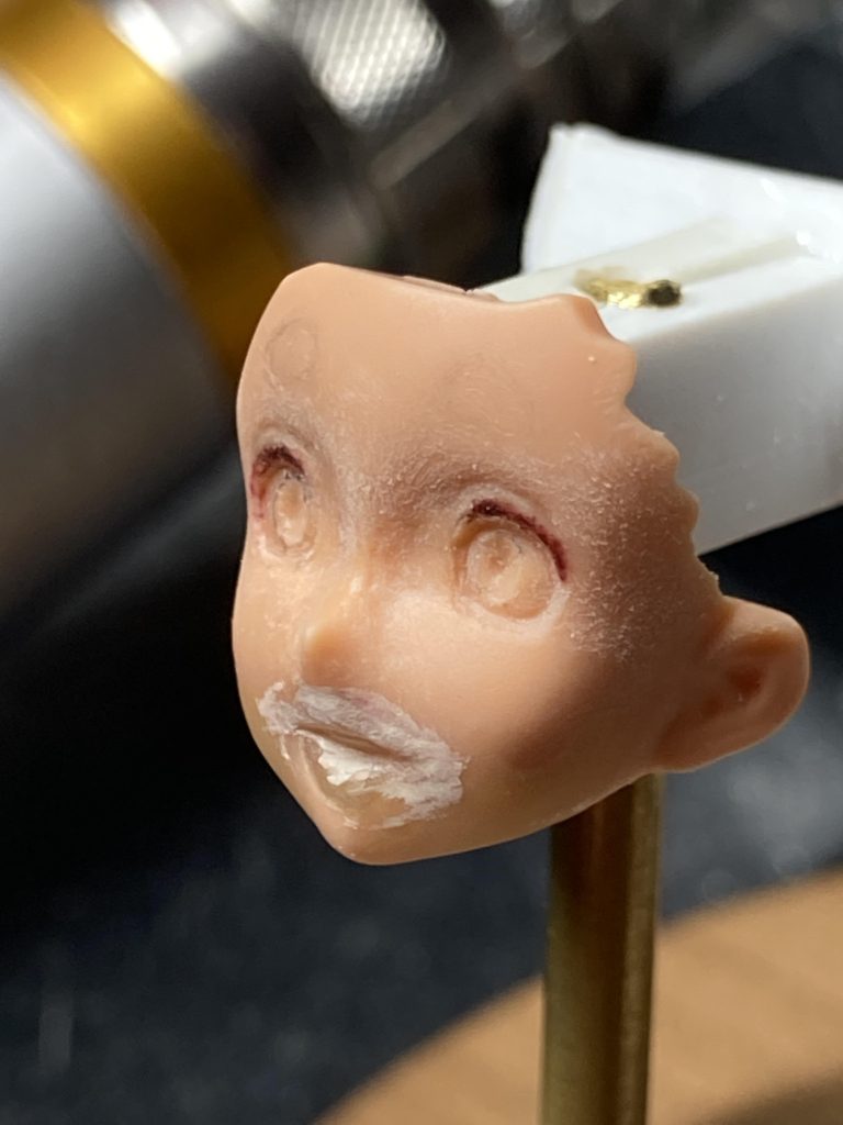 製作工程 3目が大体定まったら瞳を彫り込みます。今回は正面見てます。早めに表情が判った方がモチベーション上がるのでw口の方はまだ途中です。