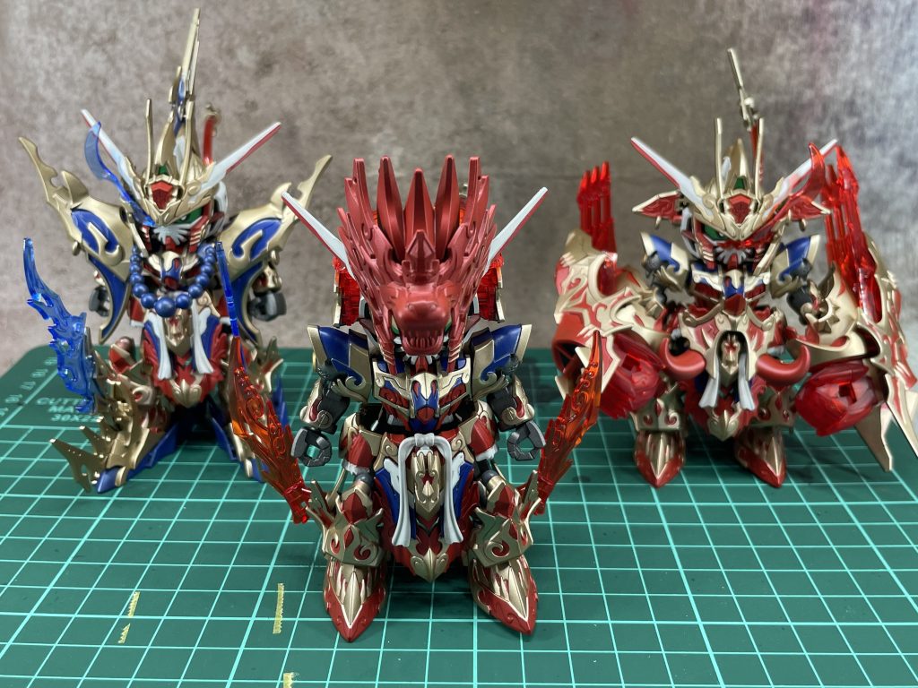 急な思いつきで作り始め、完成させる事が出来ました。達成感と疲労感、SDの塗り分けのカッコ良さにワクワクしながら、撮影中ふと思いました。全部乗せ形態がない……🙄………