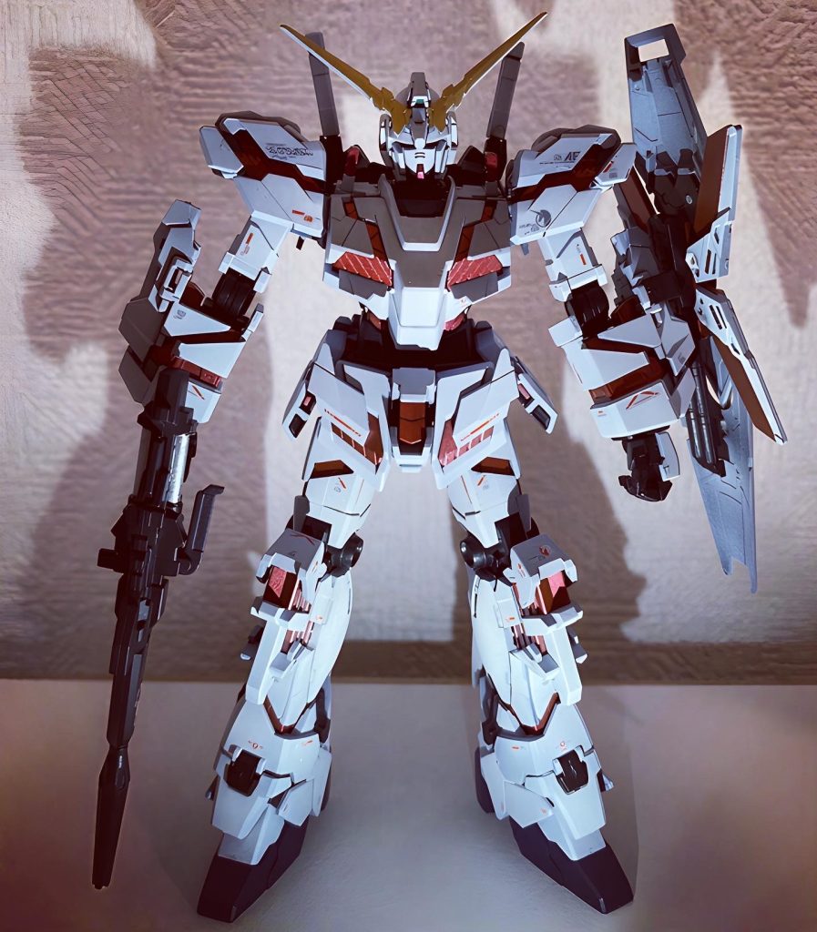 塗料は全て水性ホビーカラーでエアブラシ塗装装甲はブラック下地に艶消しホワイトを５層間接部はメタルブラック：グレーを３：１の割合で調色サイコフレームはゴールド下地にクリアーレッドを３層