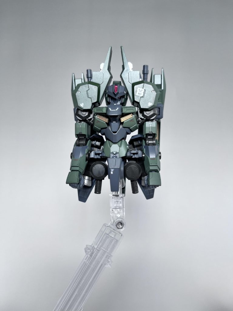 肩アーマーを上げ、サイドスカートを後ろに引き出します。