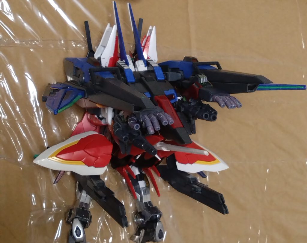 『テンペストリベロ』射撃兵装による大火力の攻撃がメインとするリベロの形態の一つ。意味は『大嵐』。その名の通り、あらゆる攻撃で敵の大部隊を殲滅。タイラントリベロと同じく機動力は劣ってしまうが、『GNフィールド』の展開で防御面も高い。この形態で使えるシステムは『トランザム』。敵を超火力で一気に殲滅する。この形態だと、プラモが前に倒れるので撮影は横に倒して撮影しました。