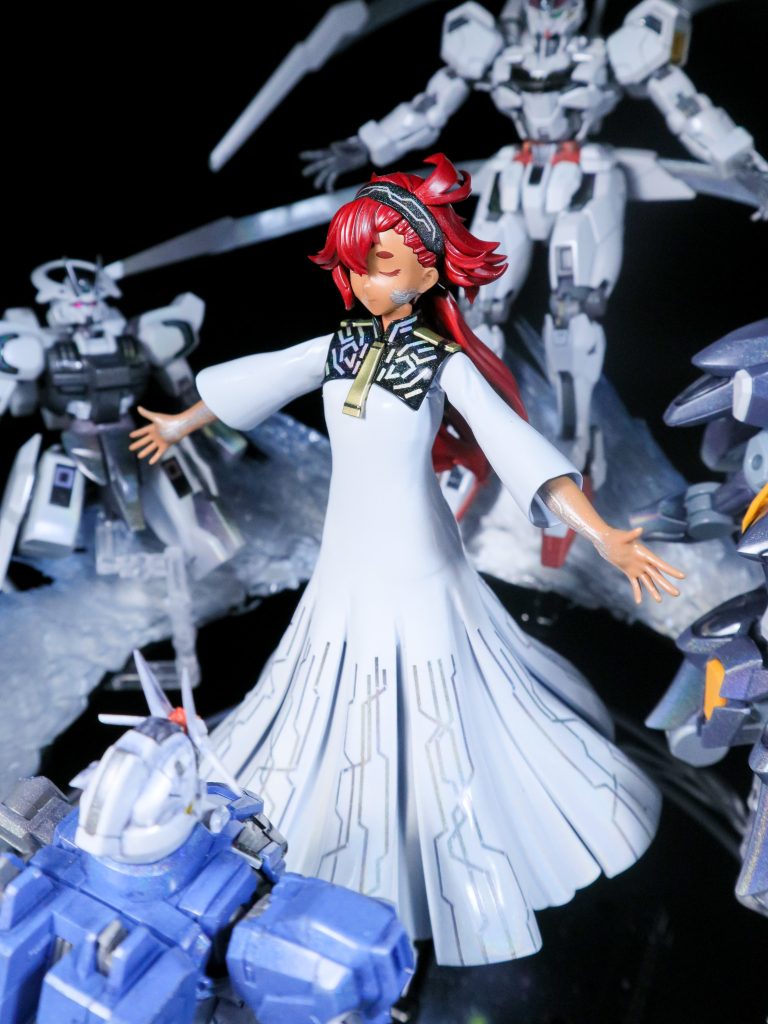 奇跡のパーメットスコアに到達したスレッタ。ホルダーの制服にエンディングのドレス姿でビットを操るイメージを盛り込みました。