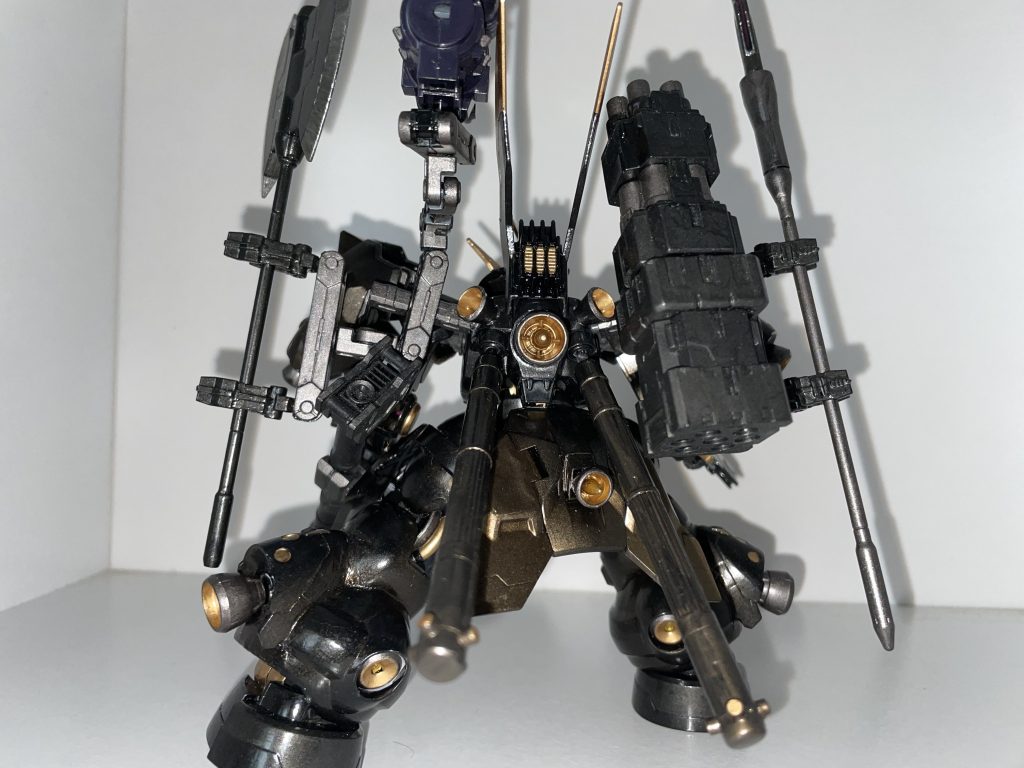 バックパックに3mm穴を開けてランナー棒を刺して接着。バックパックから生えている棒に付けられるものなら様々なパーツが取り付けられます。アームはHGBCのバトルアームアームズから。武装が重くて回転します。緑ディランザのアンテナ無しとグエルディランザのアレを合体。上面と背面にヒートシンク接着。ブースターを変更。プロペラントタンクを接着。