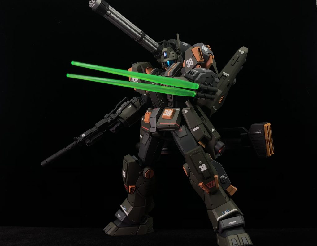 左腕部にはビームサーベルユニットを追加しました。通常のビームサーベルは前回と同様に腰部分に装備しています。