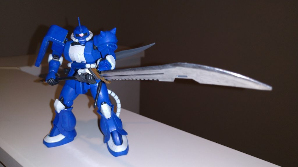 デカール貼る前。腰のヒートホークはノーマルですね。