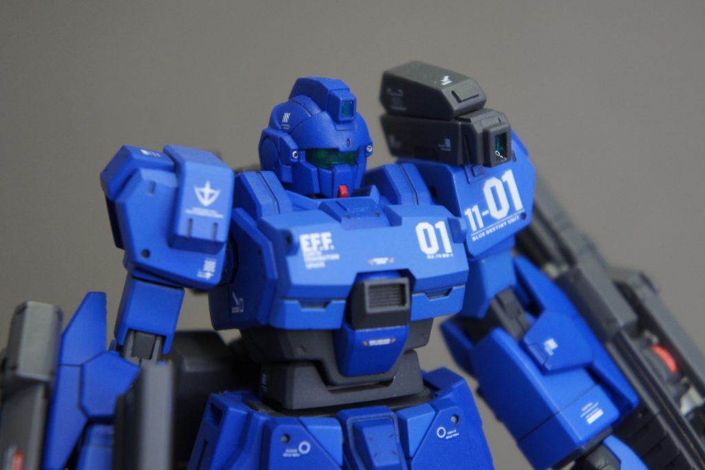 コックピットの部品が欠品していたので、適当なダクトパーツを貼り付けました。右肩のパーツも欠品していたので、プラバンとライフルのマガジンを組み合わせてセンサーを作成しました。正直、謎パーツですね汗