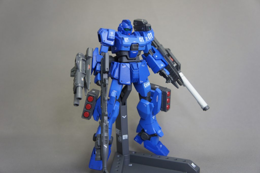 両腕にジムⅢビームマスターの武装と、なんかでもらった武器セットを組み合わせてます。