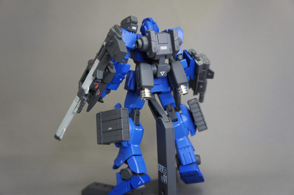 バックパックはジムスナイパーK9のものを中心に作成しました。いい部品が思いつかず、バーニアが付いている部品はジムⅢビームマスターの腕パーツを使用しました。