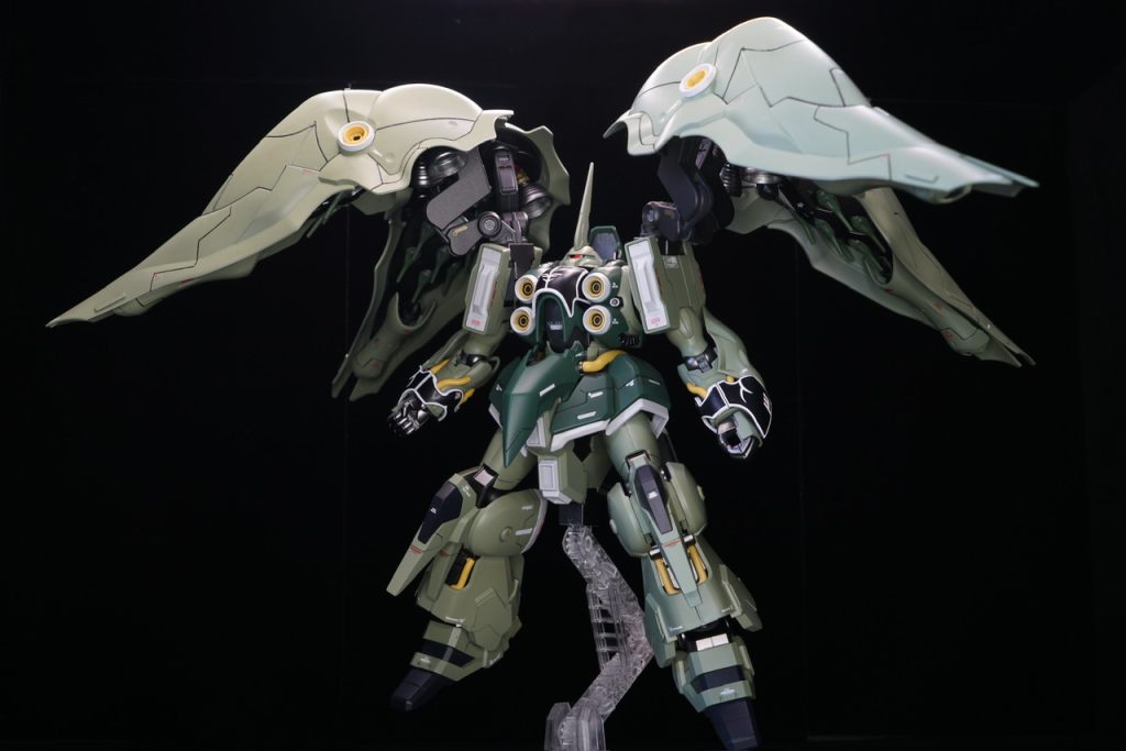 羽根を広げるとなかなかのスペースを必要とします。