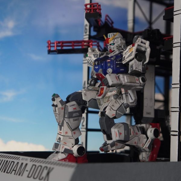 横浜ガンダムのドック(1/144)を作成中。最終目標は見学棟をフルスクラッチすることなので、まだ未完成ですがある程度形になったのでいったん公開します。台座前面の文字(GUNDAM-DOCK)以外のシールは使わず、1,2列目の柱を白色に。(3列目は塗るのが難しいので断念)歩道ももとは黒一色でしたが、赤色に塗ったプラ棒(1mm)をつけ、床を塗りました。稼働するほど部分はプラ板でスクラッチしています。 （1枚目）