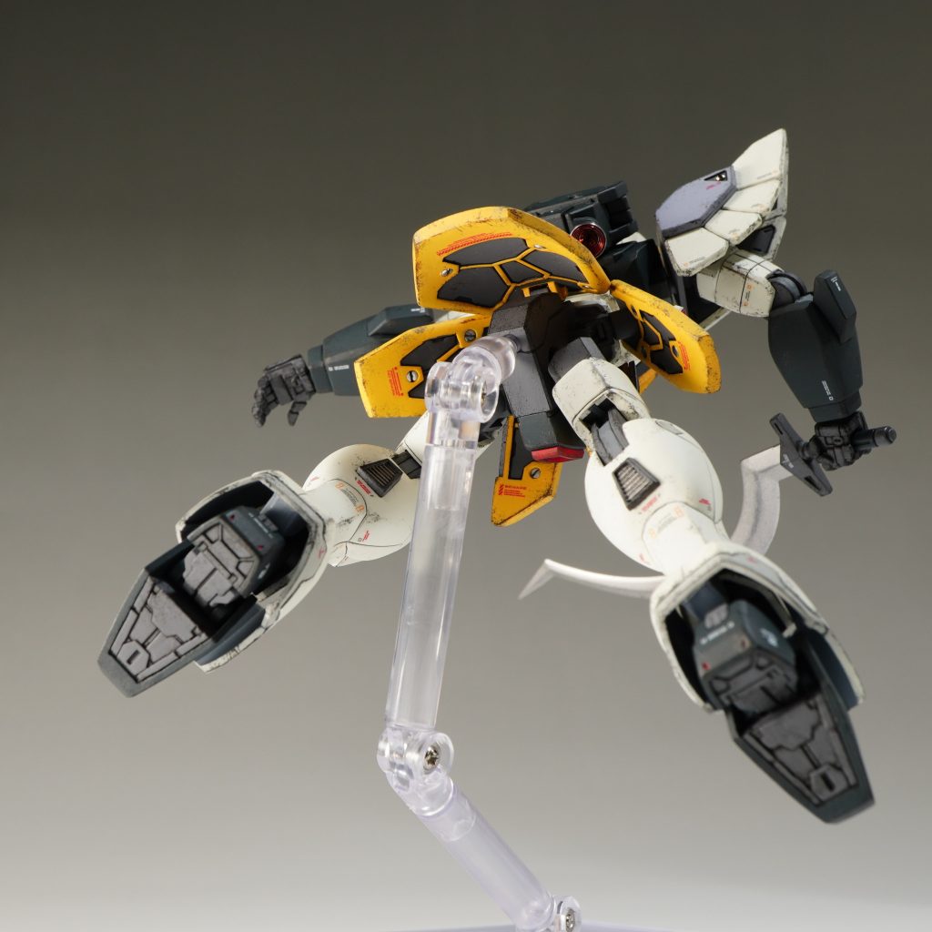 スカート裏や足裏、肩の内側もパテ埋めや塗装できれいに処理してあります