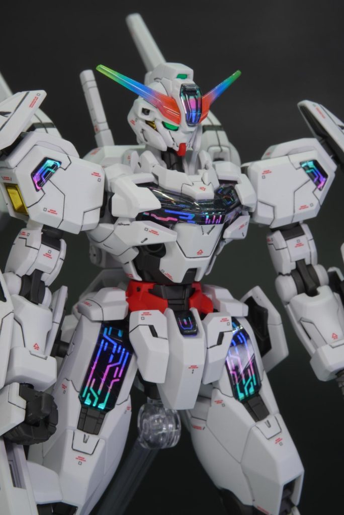 白い機体ですが、ワンポイントで赤が使用されてるので、赤グレーのデカールを使用してみました。