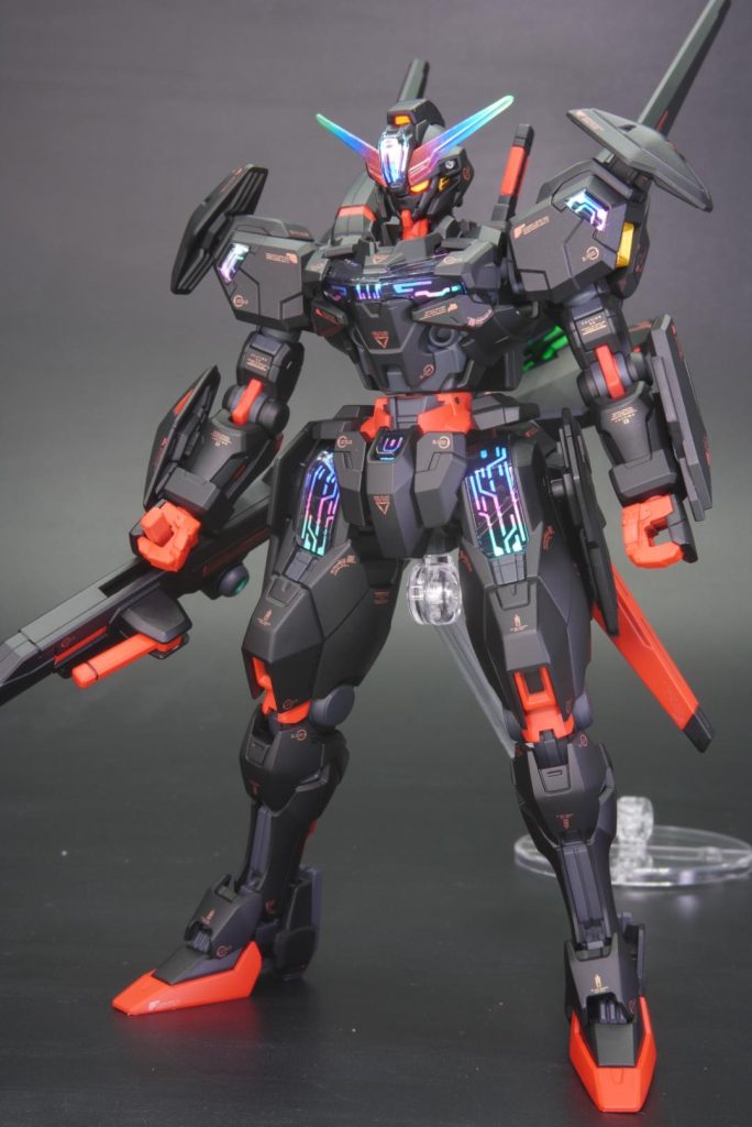 黒メインですが、関節にはブルーグレーを暗くしたものを使用し赤黒の単一化を避けてみました。キャリバーンは黒くぬると悪役感が増しますね…