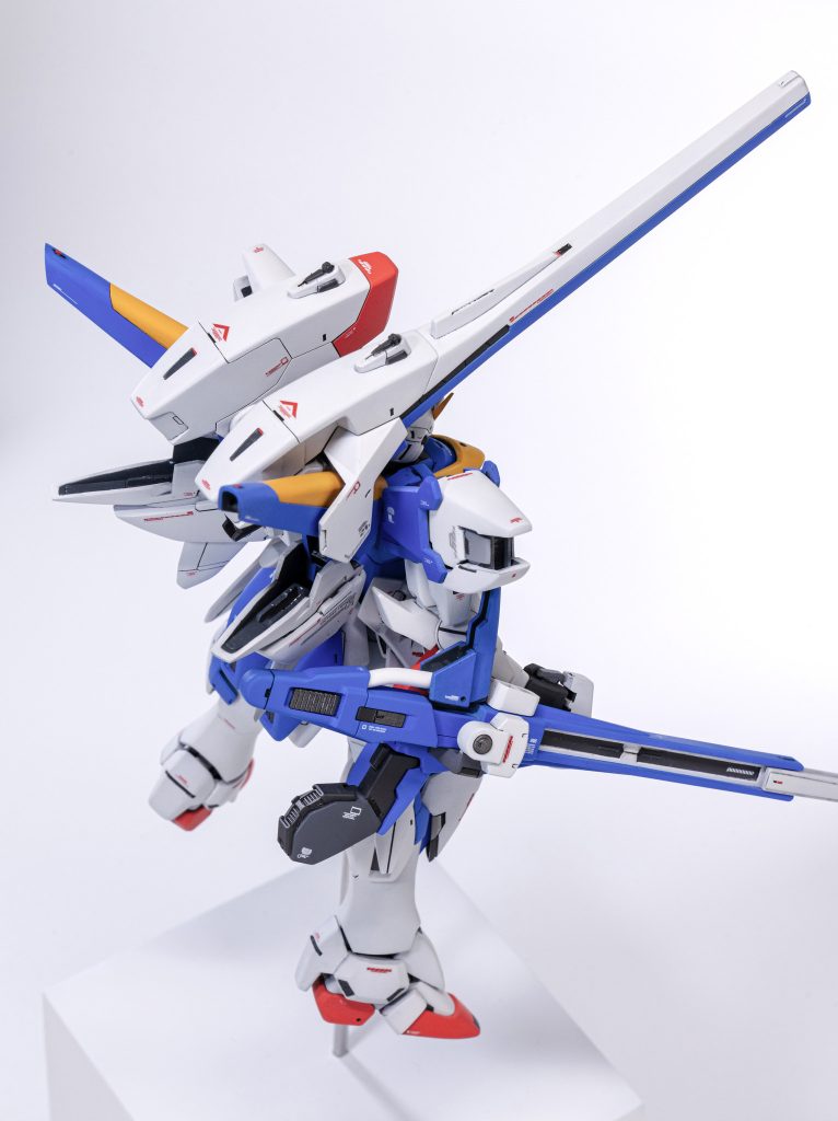 背面バスターパーツの取り回しが変わって、まとまり感のあるシルエットになりました。