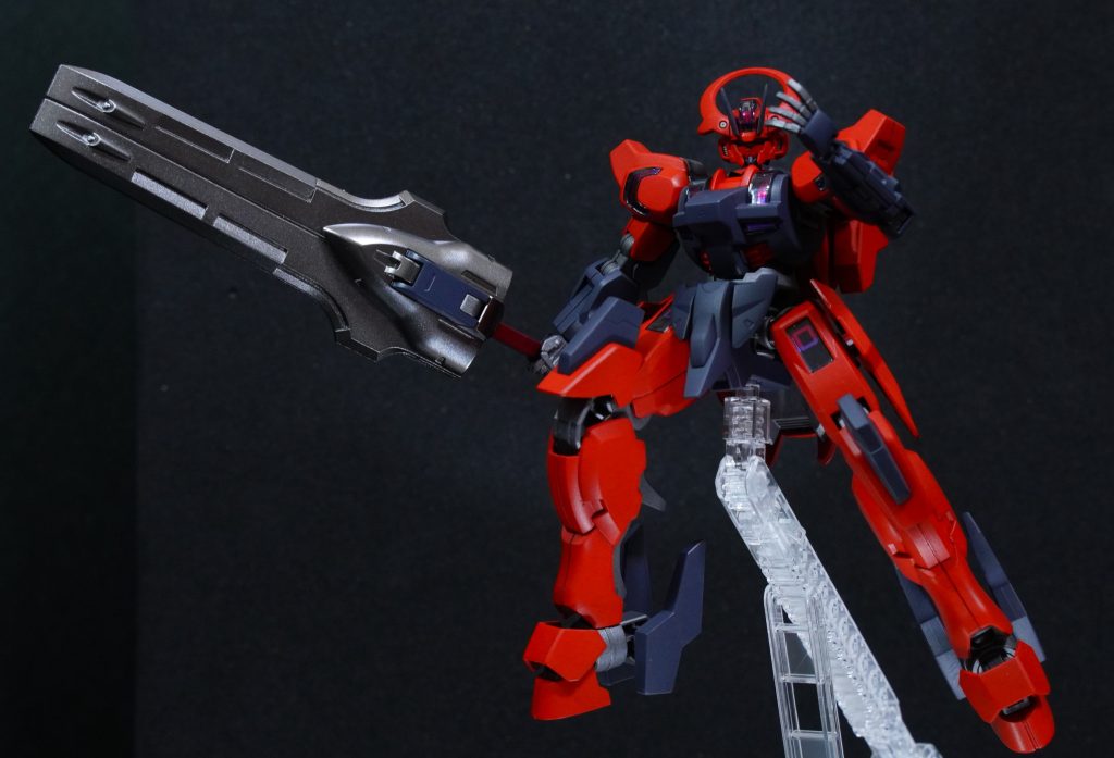 この巨大の大剣は、FF7の某主人公のバスターソードをイメージして塗装しました。ビームブレイドも赤く塗装ローズディープレッドを使っています。