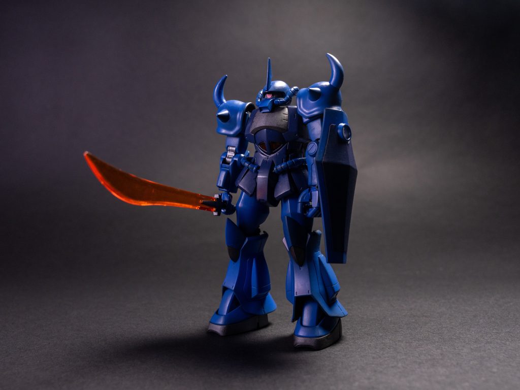 まずはシンプルな立ち姿。今回は、黒サフ(ガイアノーツ : サーフェーサーEVO ブラック)使いました。黒立ち上げってやつですかね。初めての合わせ目消しにも挑戦。肩、太もも当たりの合わせ目を消しました。個人的には中々の仕上がり