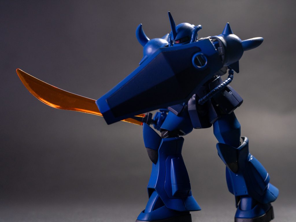 グフに限らず、守りながらジワジワ前に攻めていく感じのポーズが好きです。渋さがより出る気がします。写真少なめですが、以上グフでした。宇宙世紀のMSもカッコいいですね。引っ越しの荷物整理もひと段落したので、これから投稿頻度上げていきたいと思います。