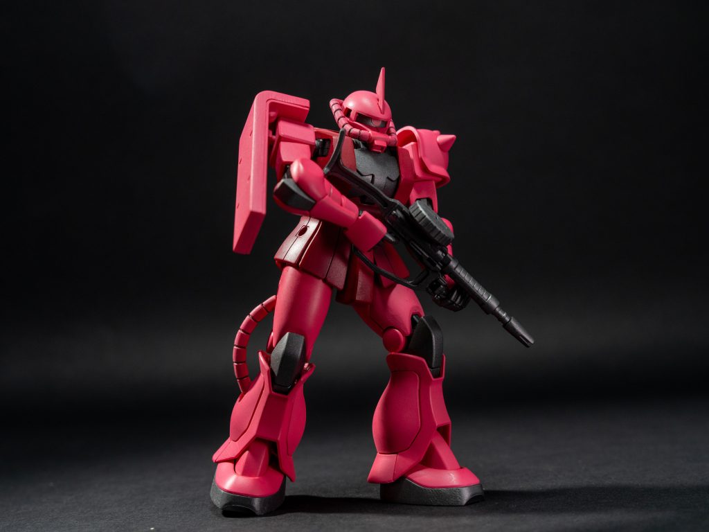 次に取らせてみたのがこのポーズ。今から戦地に向かいます感を出してみました。シャアザクⅡ非常にいいキットなのですが、武器を持たせるのが大変でした(私だけでしょうか)。例えば、このマシンガンは腕と干渉しちゃって思い通りの形に中々できず、銃先を下ろすこの形に落ち着きました。