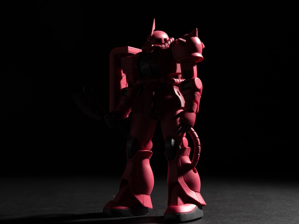 まずはメインライトで陰影を付けて、シルエットを出します。立体感を演出するのが目的です。個人的には、被写体の斜め後ろから、スポット系のハードなライトを当てるのが好きです。