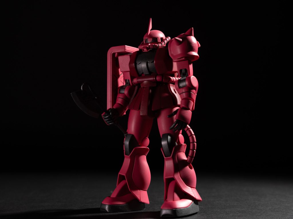 次に、暗く落ちすぎている部分を補助ライト1で照らします。メインライトで作った陰影をつぶさない程度に、弱めのライトを当てています。トレーシングペーパー越しに光を当てることで、やんわりと明るくさせています。役割的にはレフ板でもいいですが、単純に撮影スペースと機材面から小さいLEDライトとトレーシングペーパーを使っています。