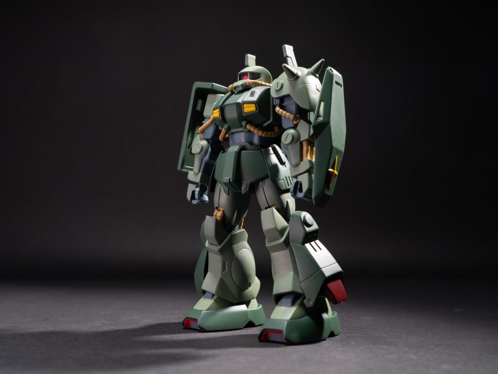 まずは立ち姿からカッコいいですね。ザクの次世代機という感じが良く出ています。所々から伸びる黄色の管が良い。写真を見直してみたら、背中のフィンユニットの向きが前後逆でした....