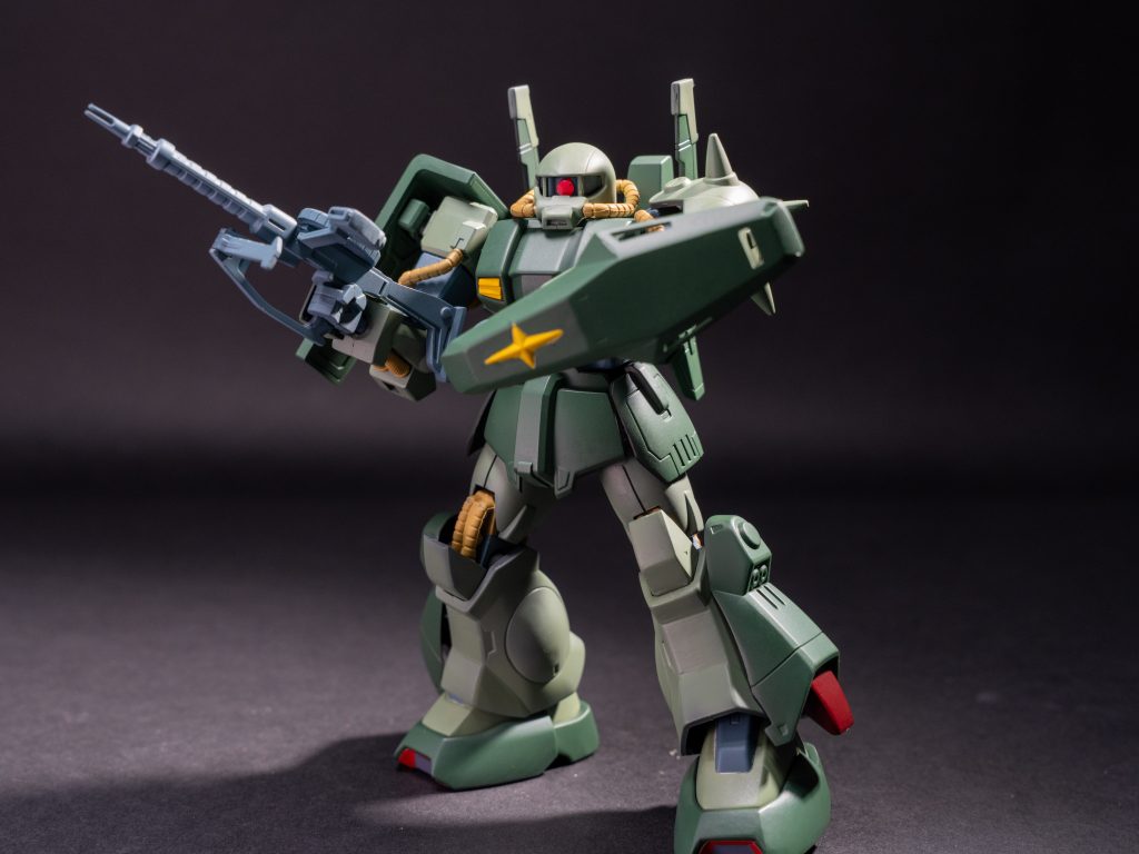 合わせ目消しのために、膝関節を後ハメ加工しています。ちょっとやり過ぎてしまって、結構ゆるゆるになってしまいました。