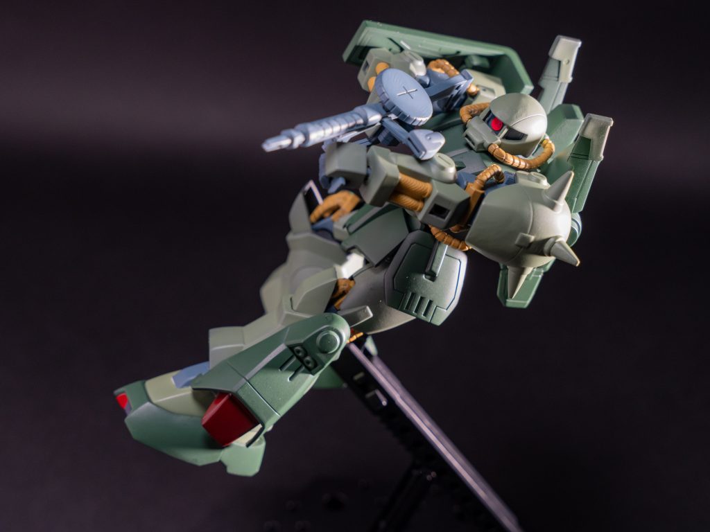 何とかアクションベースに取り付けてポーズ取らせてみました。分かりにくいですがモノアイは蛍光塗料使っています。