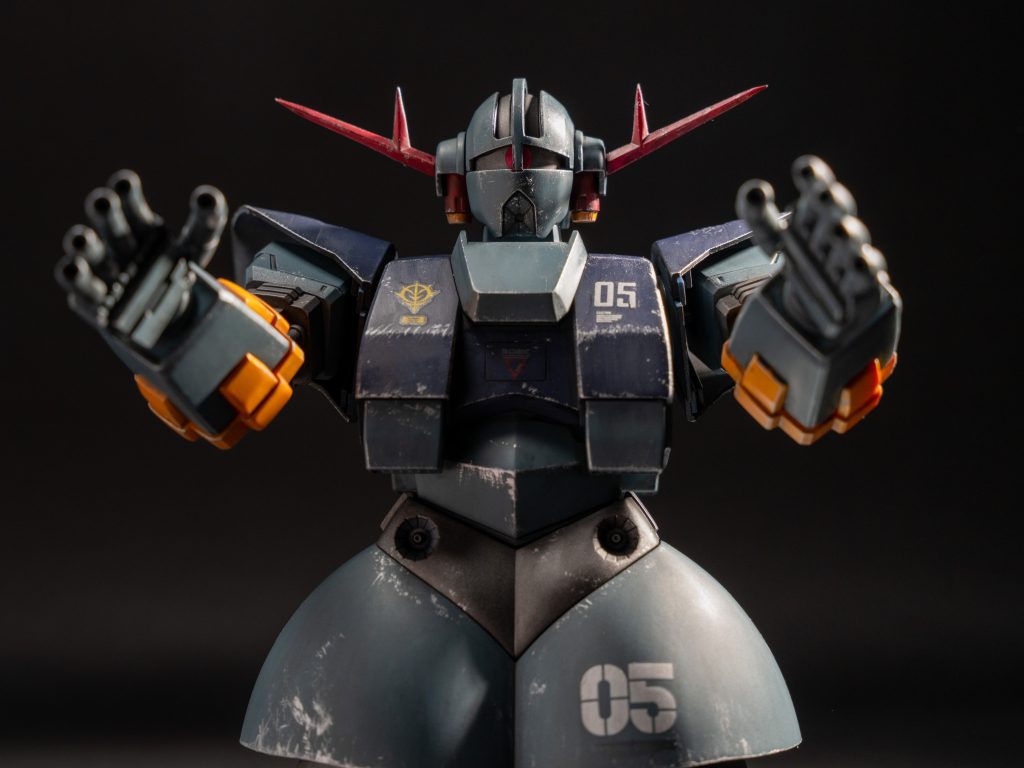 ワイヤーが使い物にならないため、ジオングの取れるポーズは限られてきます。何とか威圧感出してみようと思ったアングルがこれです。今回初挑戦のウェザリングは、タミヤのエナメル塗料(黒)を10倍に希釈してウォッシングガイアノーツのSurfacerEVO Silverでドライブラシの二つです。