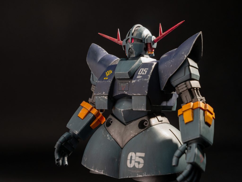 まずは定番の立ち姿大きいデカールが映えますね。今回は多少改造もしています。この画像ではアンテナのシャープ化が分かりやすいかな