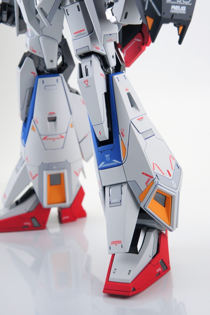 脚部ディテールは既存デザインに無いものを、とかなり悩みました。結構気に入ってます。白パーツのスミ入れはパープルでやってます。